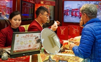 Giá vàng giảm mạnh, người dân vẫn chen nhau mua tích trữ