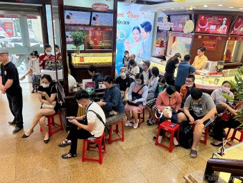 Giá vàng tăng mạnh, người dân xếp hàng chờ mua