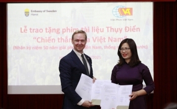 Thụy Điển trao tặng phim tài liệu về 30/4/1975 cho Việt Nam