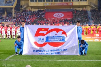 Không khí mừng đại lễ 30/4 bao trùm mặt sân cỏ V-League