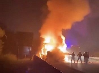 Xe container cháy dữ dội trên cao tốc Nội Bài - Lào Cai