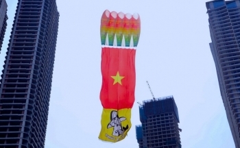 Sắc đỏ cờ Tổ quốc tung bay trên bầu trời Đà Nẵng