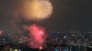 Chất chứa tự hào qua màn pháo hoa rực sáng bầu trời Hà Nội