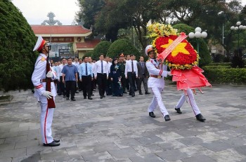 Lãnh đạo tỉnh Lai Châu dâng hoa tại Tượng đài Bác Hồ