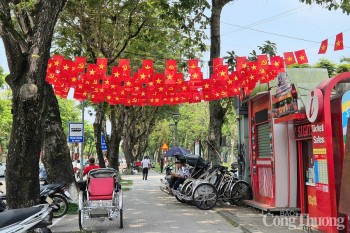 Thành phố Huế: Rực rỡ cờ hoa dịp lễ 30/4