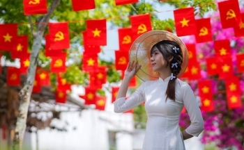 Hàng loạt quán cà phê đỏ rực cờ Tổ quốc ở miền Tây