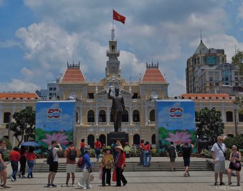 Du khách háo hức check-in Dinh Độc Lập, Bến Bạch Đằng dịp lễ 30/4