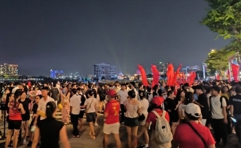 Hàng nghìn người dân háo hức đón xem tổng duyệt trình diễn drone