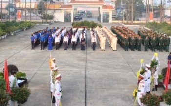 Các đại biểu tỉnh Sóc Trăng, Bạc Liêu dâng hương tưởng niệm các anh hùng liệt sĩ