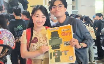 Giới trẻ háo hức sở hữu poster xe tăng 390 ngày 30/4/1975