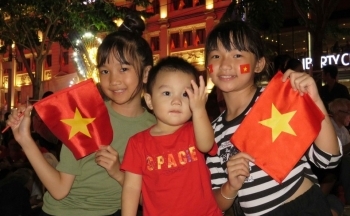 ‘Biệt đội nhí’ xuyên đêm cùng bố mẹ xem mừng đại lễ 30/4