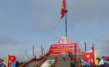 Thiêng liêng Lễ Thượng cờ 'Thống nhất non sông' tại Quảng Trị
