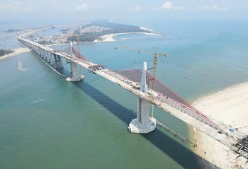 Thành phố Huế: Hợp long cầu qua cửa biển Thuận An