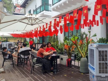 Có một Hà Nội 30/4 rực màu cờ đỏ - màu hoa khát vọng thành phố vì hoà bình!