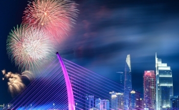 TP. Hồ Chí Minh: Cầu Ba Son lung linh trong dịp lễ 30/4