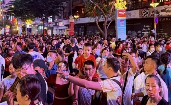 'Biển người' đổ về trung tâm TP. Hồ Chí Minh trong đêm hội 'Sắc màu Thành phố Bác'