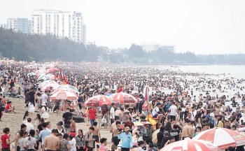 ‘Choáng’ với cảnh đặc kín người tại biển Sầm Sơn kỳ nghỉ lễ 30/4  - 1/5