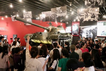 Về Bảo tàng Lịch sử Quân sự, cùng dòng người ngược dấu xưa