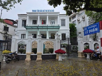 Một biệt thự cũ đổi màu, một trung tâm báo chí bật sáng giữa Thủ đô