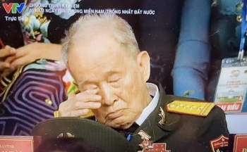 Người Anh hùng trên lễ đài lịch sử rơi lệ khi nghe một câu hát