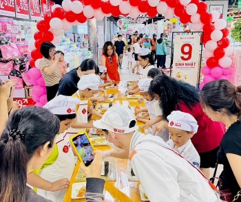 Người dân đổ xô đến trung tâm thương mại vui chơi dịp lễ 30/4-1/5