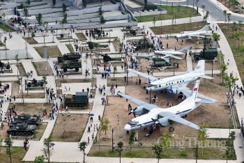 Dòng người đổ về Bảo tàng Lịch sử Quân sự Việt Nam ngày cuối nghỉ lễ