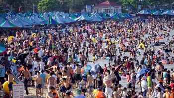 Chùm ảnh: Biển Đồ Sơn đông nghịt du khách dịp nghỉ lễ