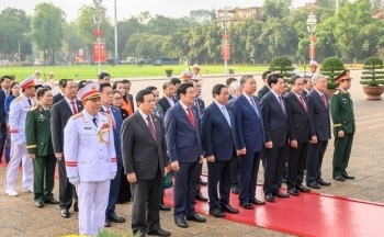 Đoàn đại biểu Quốc hội đặt vòng hoa và vào Lăng viếng Chủ tịch Hồ Chí Minh