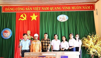 Nữ công PC Đắk Nông trao tặng tivi cho các trường học