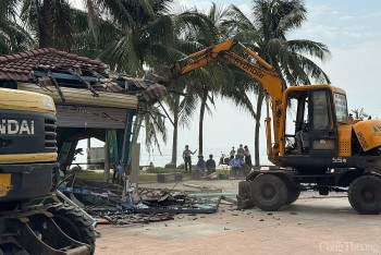 Đà Nẵng cưỡng chế tháo dỡ 7 ki-ốt ven biển