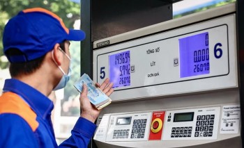 Giá xăng dầu tiếp đà giảm, có loại giảm gần 700 đồng/lít