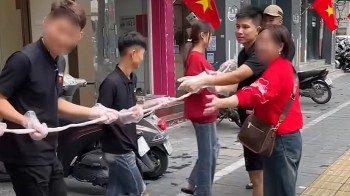 Chủ quán Lòng Chát trả giá cho thói 'bon mồm' trên mạng xã hội