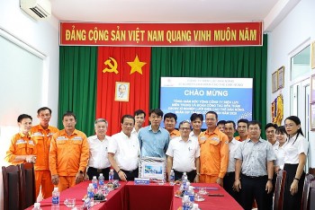Tổng giám đốc EVNCPC thăm tặng quà người lao động