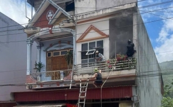 Hà Giang: Ngôi nhà 3 tầng cháy ngùn ngụt giữa trưa