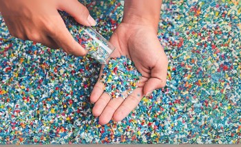 Điều ít người biết về quảng cáo tái chế nhựa 'tiên tiến'