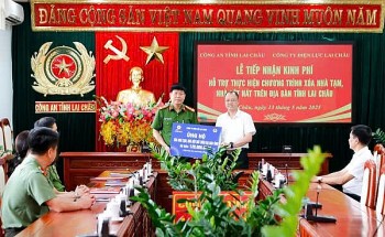 PC Lai Châu trao 300 triệu đồng hỗ trợ chương trình xóa nhà tạm