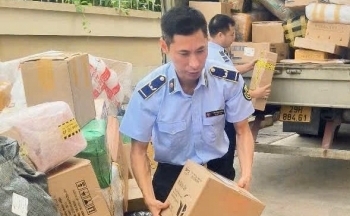 Quảng Ninh: Phát hiện xe giao hàng nhanh chở sữa, thực phẩm nhập lậu