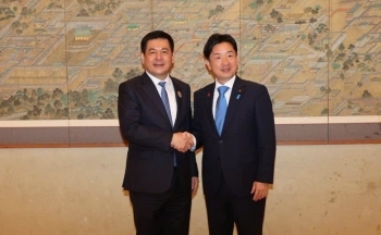 Bộ trưởng Nguyễn Hồng Diên làm việc với Bộ trưởng Văn phòng Nội các Nhật Bản bên lề MRT 31