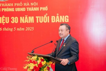 Chủ tịch Hà Nội Trần Sỹ Thanh nhận Huy hiệu 30 năm tuổi Đảng