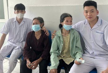 Hai sinh viên giúp cụ bà khám bệnh: 'Trái tim trẻ' lan tỏa yêu thương