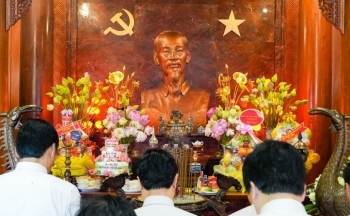 Đoàn đại biểu tỉnh Nghệ An, Thanh Hóa tưởng niệm Chủ tịch Hồ Chí Minh
