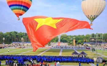 Nghệ An: Đại kỳ tung bay trên Quảng trường Hồ Chí Minh