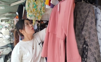 Áo chống nắng lên sàn, quầy chợ khuất bóng