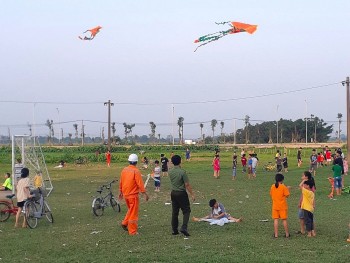 EVNHANOI cảnh báo nguy hiểm từ thả diều gần lưới điện