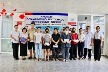 Nữ công PC Quảng Bình tặng quà cho trẻ em khó khăn