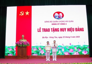 Chuẩn Đô đốc Lê Bá Quân nhận Huy hiệu 30 năm tuổi Đảng