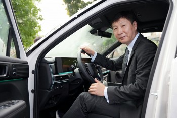 Huấn luyện viên đội tuyển Việt Nam Kim Sang-sik được tặng xe Hyundai Santa Fe