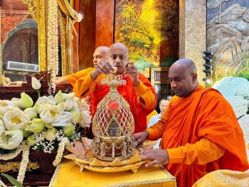 Quảng Ninh: Hàng vạn người cung rước và chiêm bái xá lợi Đức Phật