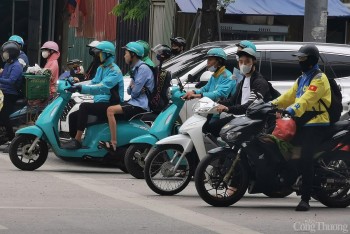 Người dân Hà Nội 'co ro' trong cái lạnh giữa mùa hè