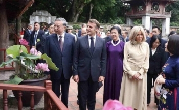 Tổng thống Pháp Emmanuel Macron thực hiện nghi lễ đánh trống Sấm khi thăm Văn Miếu